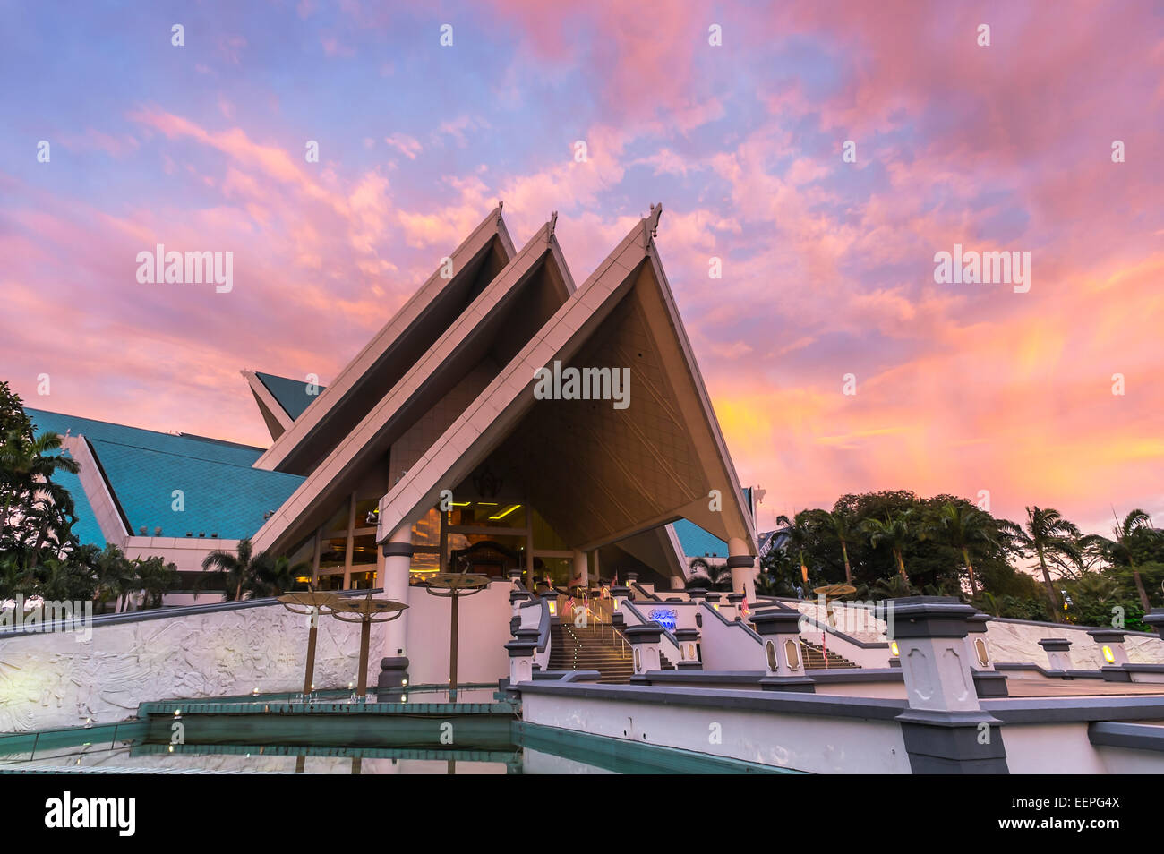 Istana Budaya Théâtre National de la Malaisie pendant le coucher du soleil Banque D'Images