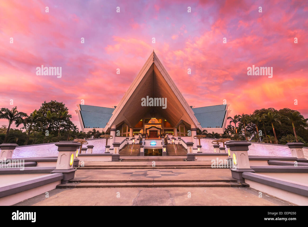 Istana Budaya Théâtre National de la Malaisie pendant le coucher du soleil Banque D'Images