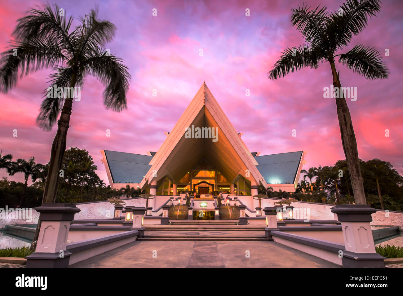 Istana Budaya Théâtre National de la Malaisie pendant le coucher du soleil Banque D'Images