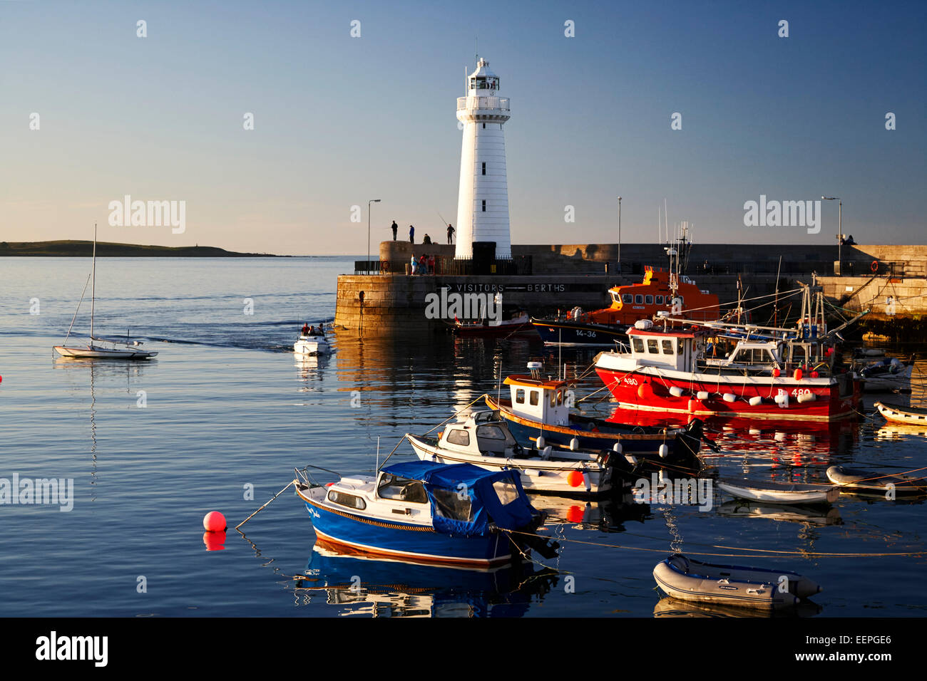 Donaghadee Harbour et le phare d'Irlande Banque D'Images