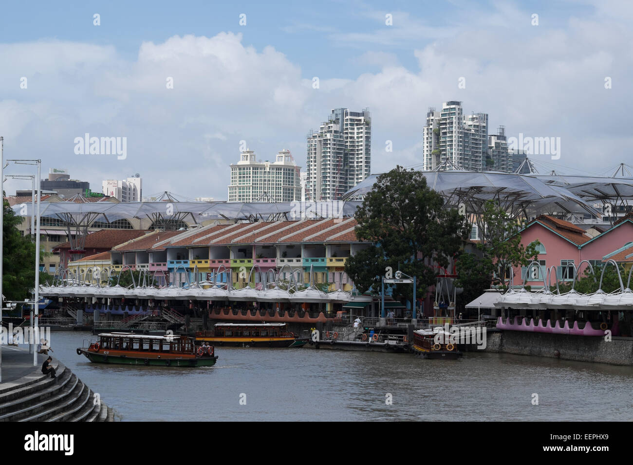 Les bateaux d'excursion sur la rivière Singapour, Singapore River Walk. Banque D'Images