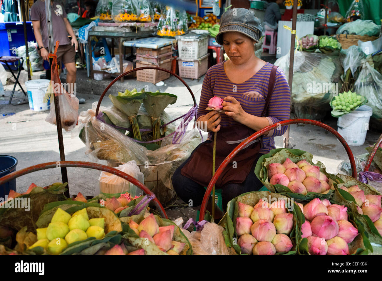 Femme vendeur de fleurs de lotus à Pak Khlong Talat , marché aux fleurs , Bangkok , Thaïlande. Pak Khlong Talat est un marché à Bangkok, Banque D'Images
