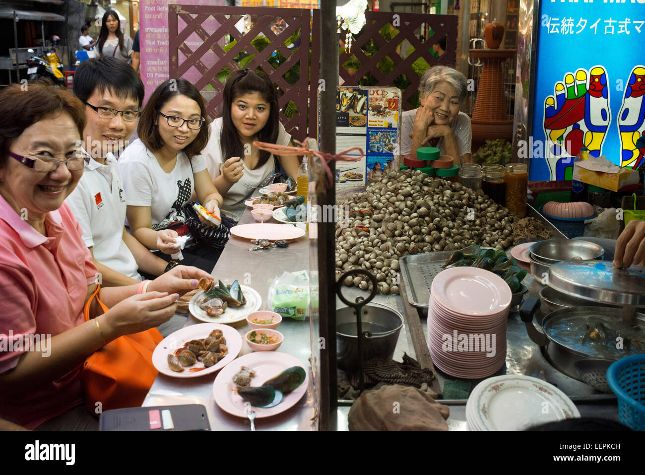 Restaurants dans Thanon Yaowarat Road dans la nuit dans le centre de Chinatown district de Bangkok en Thaïlande. Yaowarat et Phahurat est Bangkok Banque D'Images