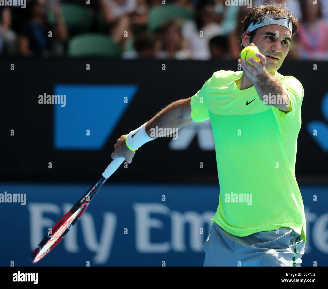 Melbourne, Australie. 21 Jan, 2015. La Suisse de Roger Federer sert durant son masculin deuxième tour contre Simone Bolelli Italie de tournoi à l'Open d'Australie à Melbourne, Australie, le 21 janvier 2015. Roger Federer a gagné 3-1. Credit : Xu Yanyan/Xinhua/Alamy Live News Banque D'Images