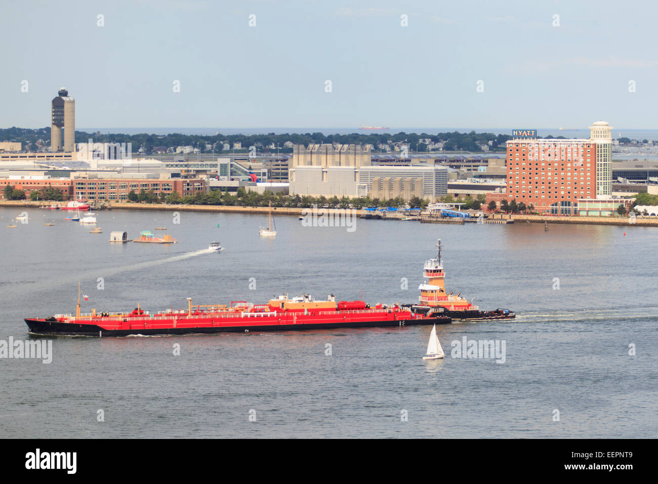 Déménagement remorqueur tanker à travers le port de Boston, l'aéroport de Logan et de East Boston, Boston, Massachusetts, USA Banque D'Images