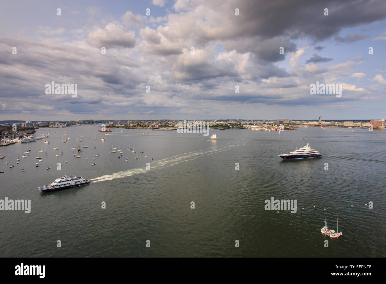 Bateaux de banlieue au Boston Port intérieur avec East Boston et l'aéroport de Logan, Boston, Massachusetts, USA Banque D'Images