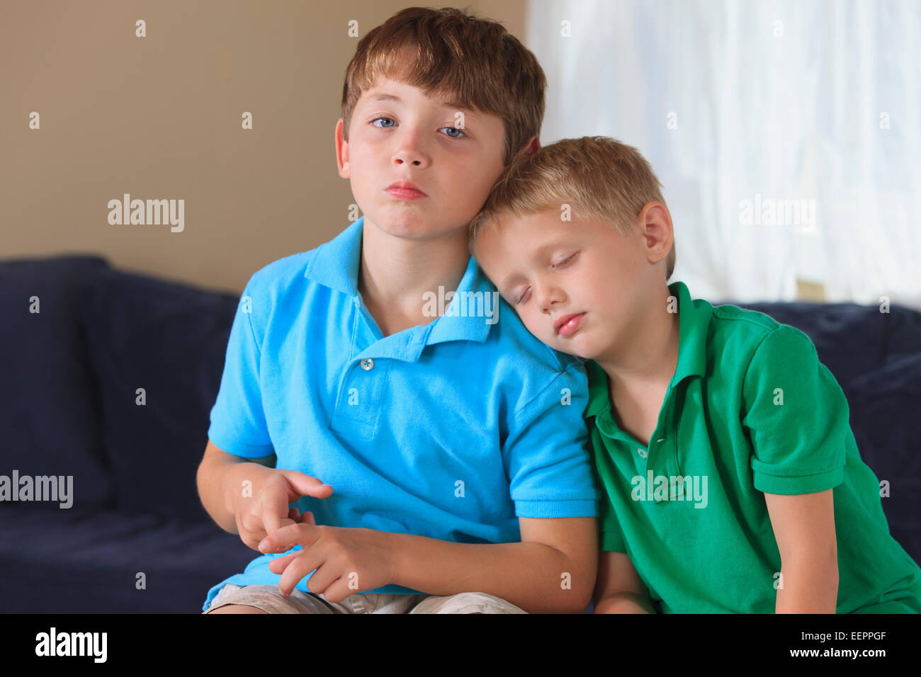 Les garçons ayant une déficience auditive assis sur leur canapé Banque D'Images