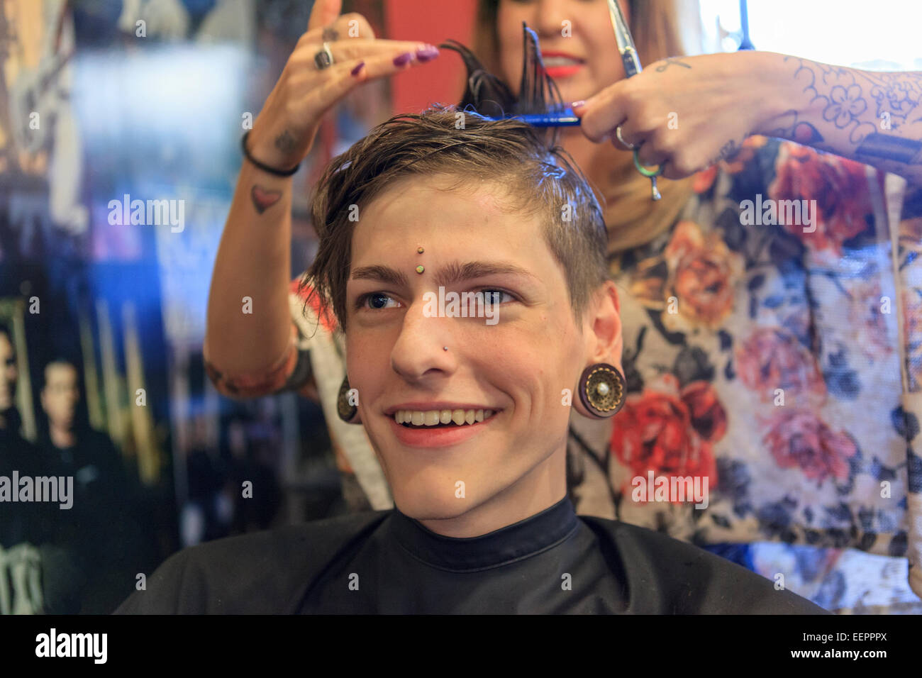 L'homme élégant avec une lésion de la moelle épinière à un salon de coiffure pour une coupe de cheveux Banque D'Images