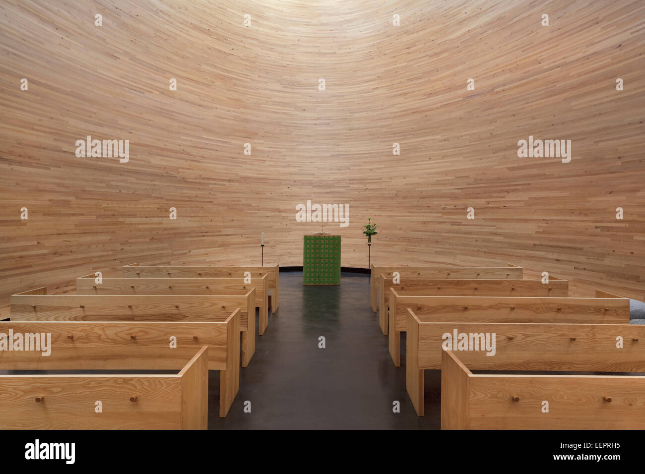 Chapelle de Silence Kamppi, Helsinki, Finlande. Architecte : Arkkitehtitoimisto K2S, 2012. Vue d'autel, avec bancs en foregroun Banque D'Images