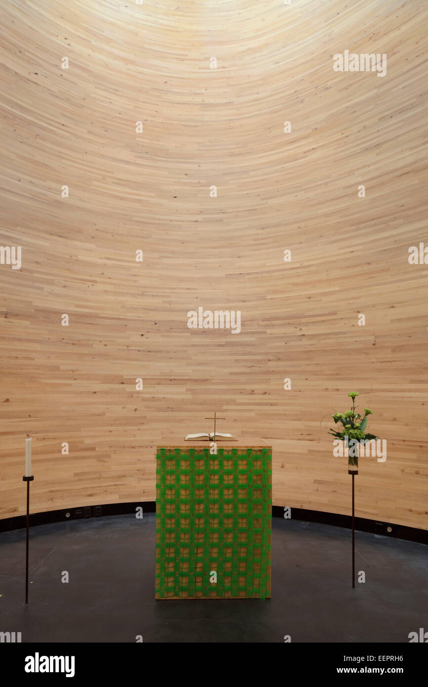 Chapelle de Silence Kamppi, Helsinki, Finlande. Architecte : Arkkitehtitoimisto K2S, 2012. Autel avec des chandeliers et de bois courbé Banque D'Images