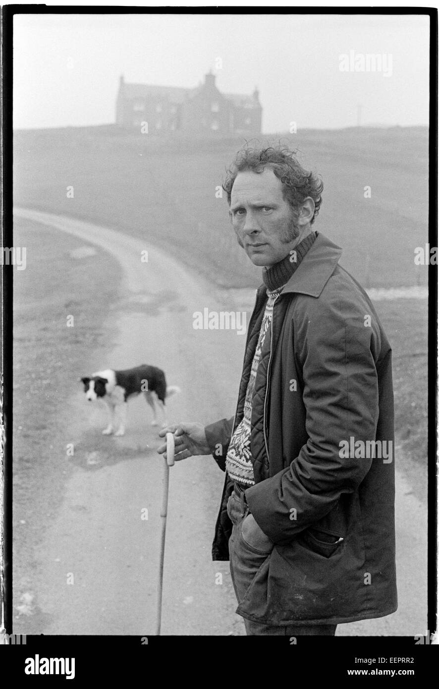 Agriculteur et chien, Hillswick, Shetland. Banque D'Images