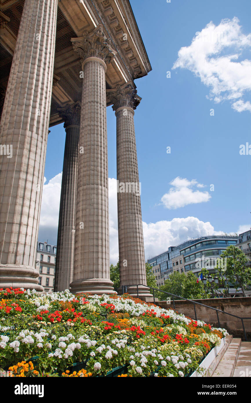 Paris - les colonnes de l'Eglise de la Madeleine et les fleurs Banque D'Images