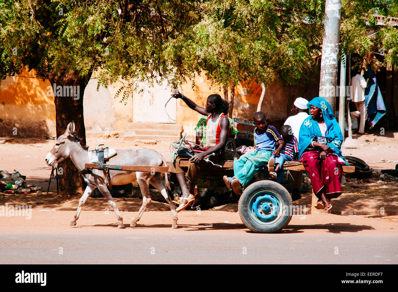 Les personnes en voyage d'donckey panier, Burkina Faso. Banque D'Images