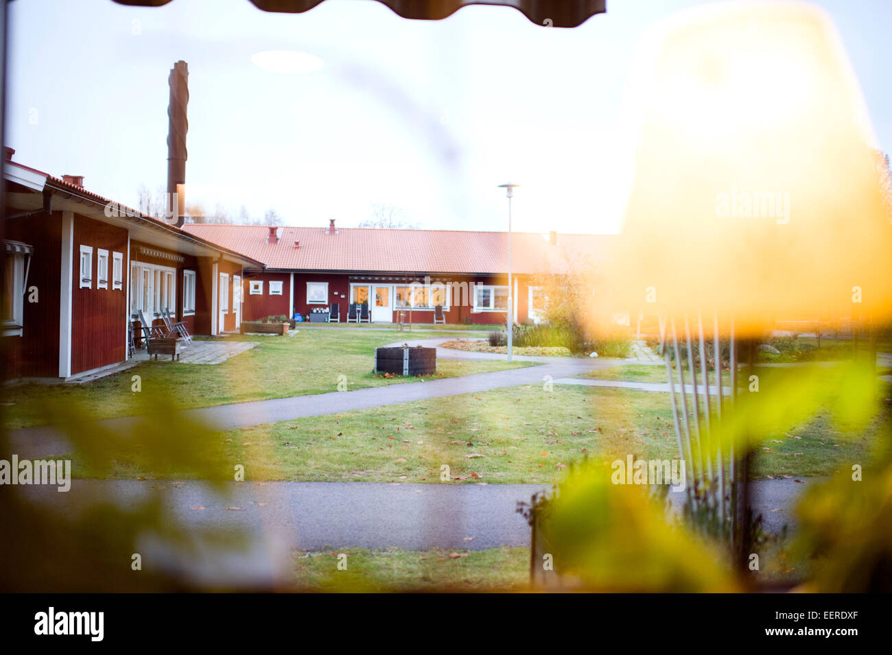 Maison de soins infirmiers, d'une fenêtre vue jardin Banque D'Images