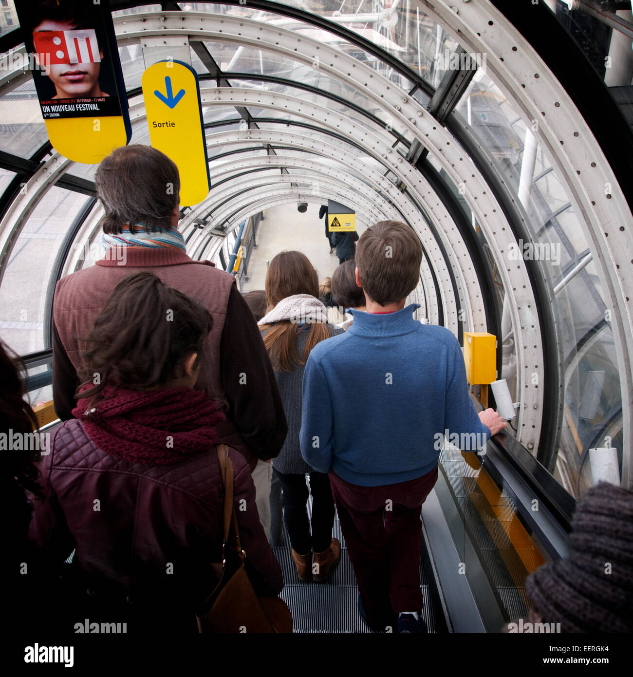 Les gens sur l'escalator au Centre Pompidou de Paris, descendre les escaliers Banque D'Images