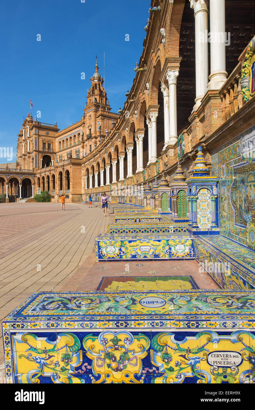 Séville, ESPAGNE - 27 octobre 2014 : Plaza de España square conçu par Anibal Gonzalez (1920) dans un style Art déco et Neo-Mudejar Banque D'Images