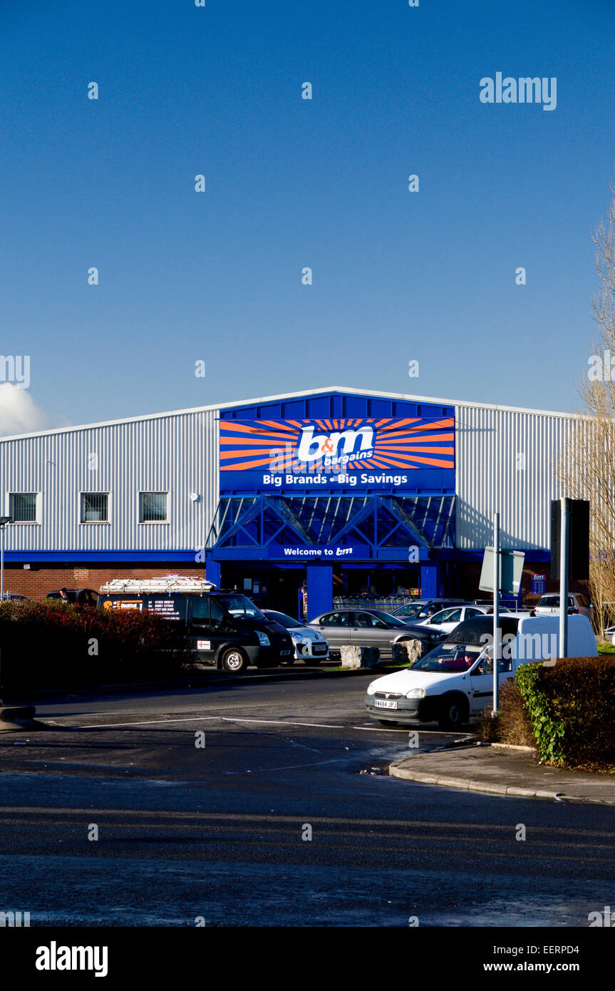 B&M Bargains discount superstore, Newport Road, Cardiff, Pays de Galles, Royaume-Uni. Banque D'Images