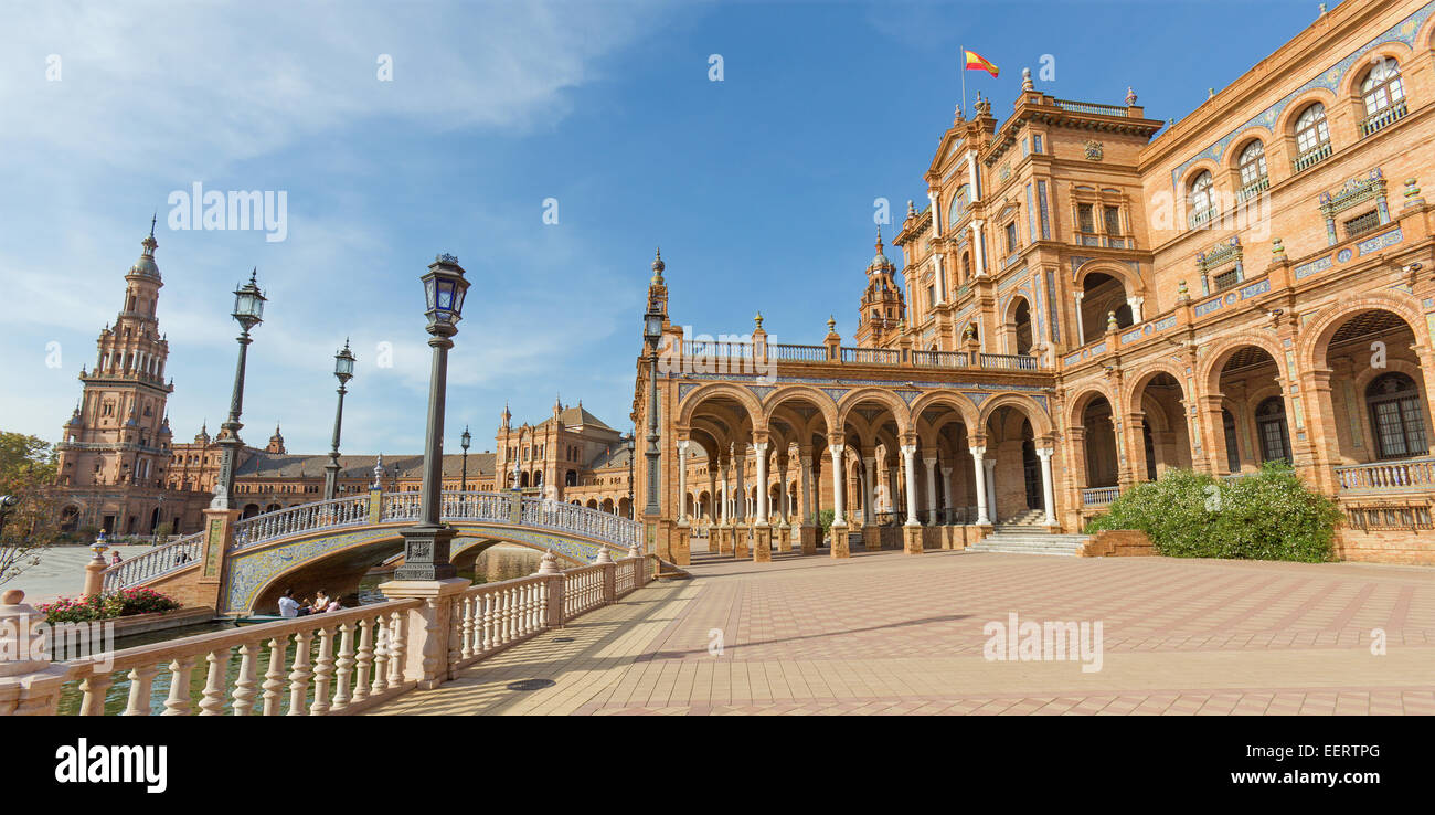 Séville, ESPAGNE - 27 octobre 2014 : Plaza de España square conçu par Anibal Gonzalez (1920) dans un style Art déco et Neo-Mudejar. Banque D'Images