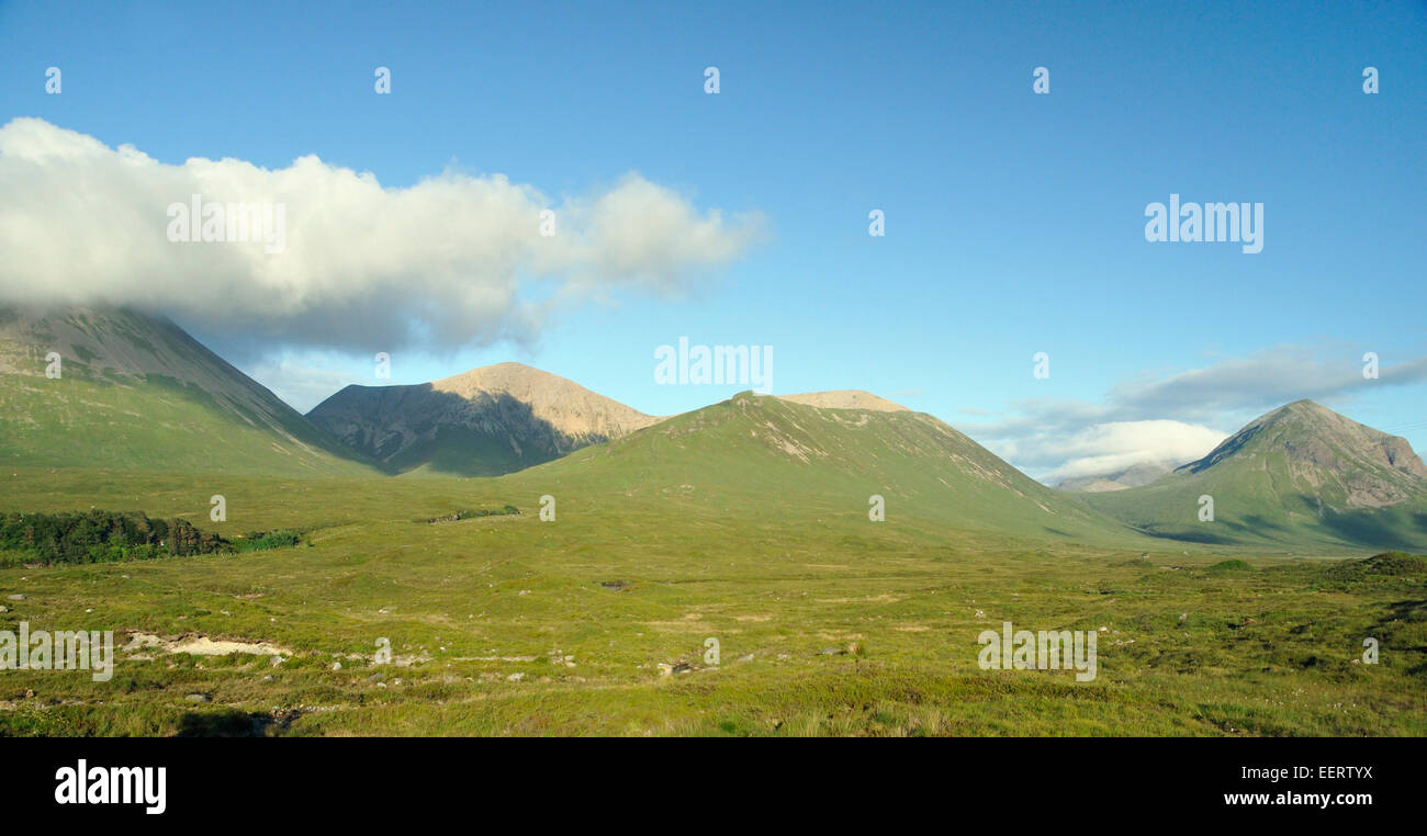 Squrr Mhairi (à gauche, dans les nuages), Beinn Dearg Mhor, Druim na Ruaige, & Marsco (droite) Glen Sligachan, Skye Banque D'Images