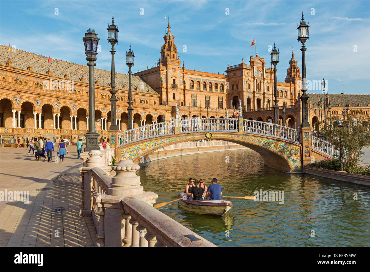 Séville, ESPAGNE - 27 octobre 2014 : Plaza de España square conçu par Anibal Gonzalez (1920) dans un style Art déco et Neo-Mudejar. Banque D'Images