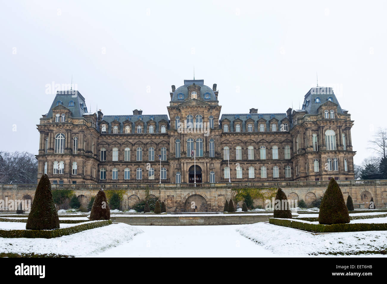 Bowes Museum Barnard Castle County Durham, le mercredi 21 janvier 2015. Météo britannique. La nuit la neige est touchant une grande partie de la zone autour de Barnard Castle. Le Musée a récemment annoncé qu'il sera l'hôte de la première exposition au Royaume-Uni par le créateur de mode Yves Saint Laurent. Bond star Daniel Craig et sa femme Rachel Weisz sont parmi ceux qui sont invités à assister à l'événement de haut niveau. Crédit : David Forster/Alamy Live News Banque D'Images