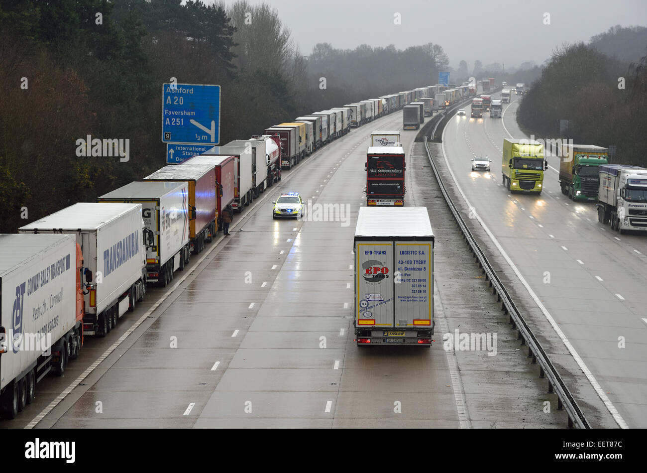 Ashford, Kent, UK. 21 janvier, 2015. La phase 2 de l'opération a été mise en œuvre de la pile en raison de retards dans le Tunnel sous la Manche après l'incendie du véhicule le samedi 17 janvier l'opération implique l'arrêt des véhicules de transport de marchandises sur l'autoroute M20 entre les sorties 8 et 9 de la police en attendant l'autorisation de procéder de la capacité le permet. Autre trafic travilling vers la côte est acheminé via l'A20 alors que la chaussée n'est pas touché Londres en direction. Il est en ce moment a signalé que la pile de l'opération sera en place toute la journée. Crédit : Paul Martin/Alamy Live News Banque D'Images