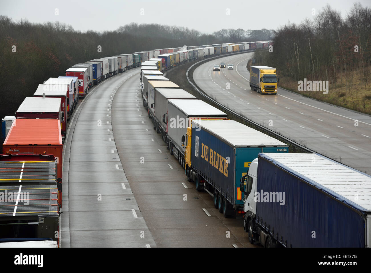 Ashford, Kent, UK. 21 janvier, 2015. La phase 2 de l'opération a été mise en œuvre de la pile en raison de retards dans le Tunnel sous la Manche après l'incendie du véhicule le samedi 17 janvier l'opération implique l'arrêt des véhicules de transport de marchandises sur l'autoroute M20 entre les sorties 8 et 9 de la police en attendant l'autorisation de procéder de la capacité le permet. Autre trafic travilling vers la côte est acheminé via l'A20 alors que la chaussée n'est pas touché Londres en direction. Il est en ce moment a signalé que la pile de l'opération sera en place toute la journée. Crédit : Paul Martin/Alamy Live News Banque D'Images