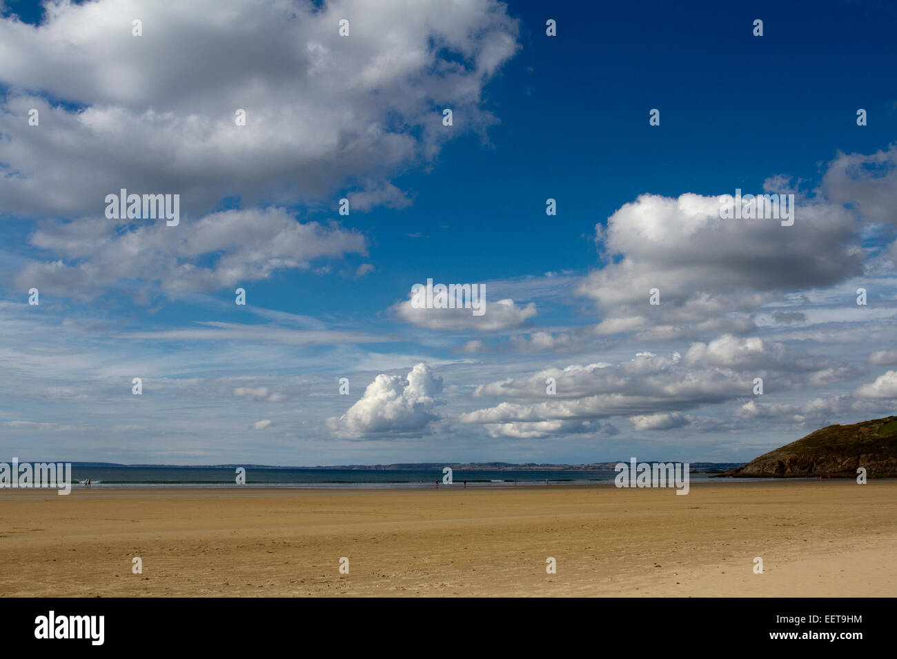 La plage de Sainte-Anne La Palud près de Douarnenez dans le sud Finistère Région Bretagne sur une journée ensoleillée avec un ciel bleu Banque D'Images