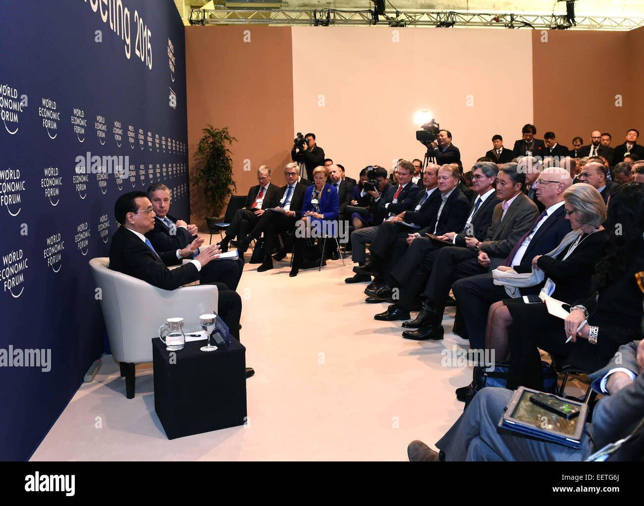 Davos, Suisse. 21 Jan, 2015. Le Premier ministre chinois Li Keqiang (L'avant) se réunit des représentants de l'International Business Council du Forum économique mondial (WEF) à Davos, Suisse, le 21 janvier 2015. © Rao Aimin/Xinhua/Alamy Live News Banque D'Images