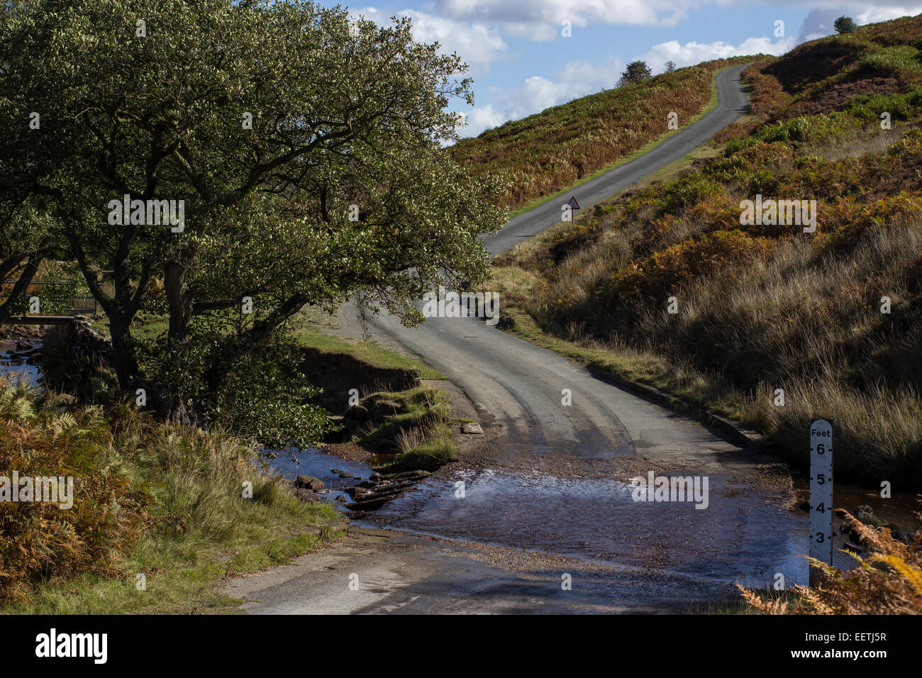 Photographie d'une Ford à travers un flux dans le parc national du North Yorkshire Banque D'Images