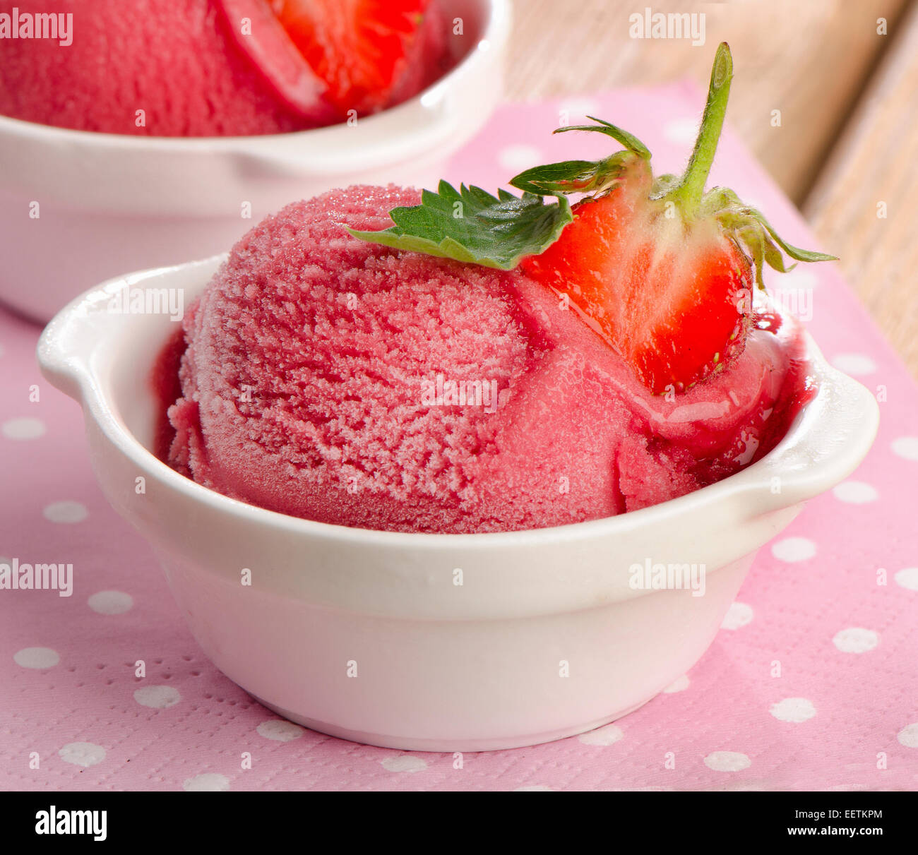 Sweet berry sorbet à la menthe fraîche. Selective focus Banque D'Images