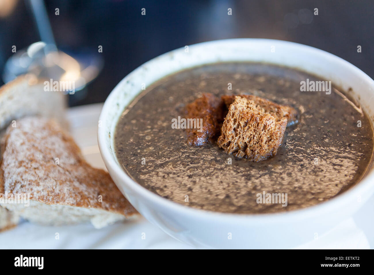 Soupe aux champignons avec des croûtons de pain et Banque D'Images