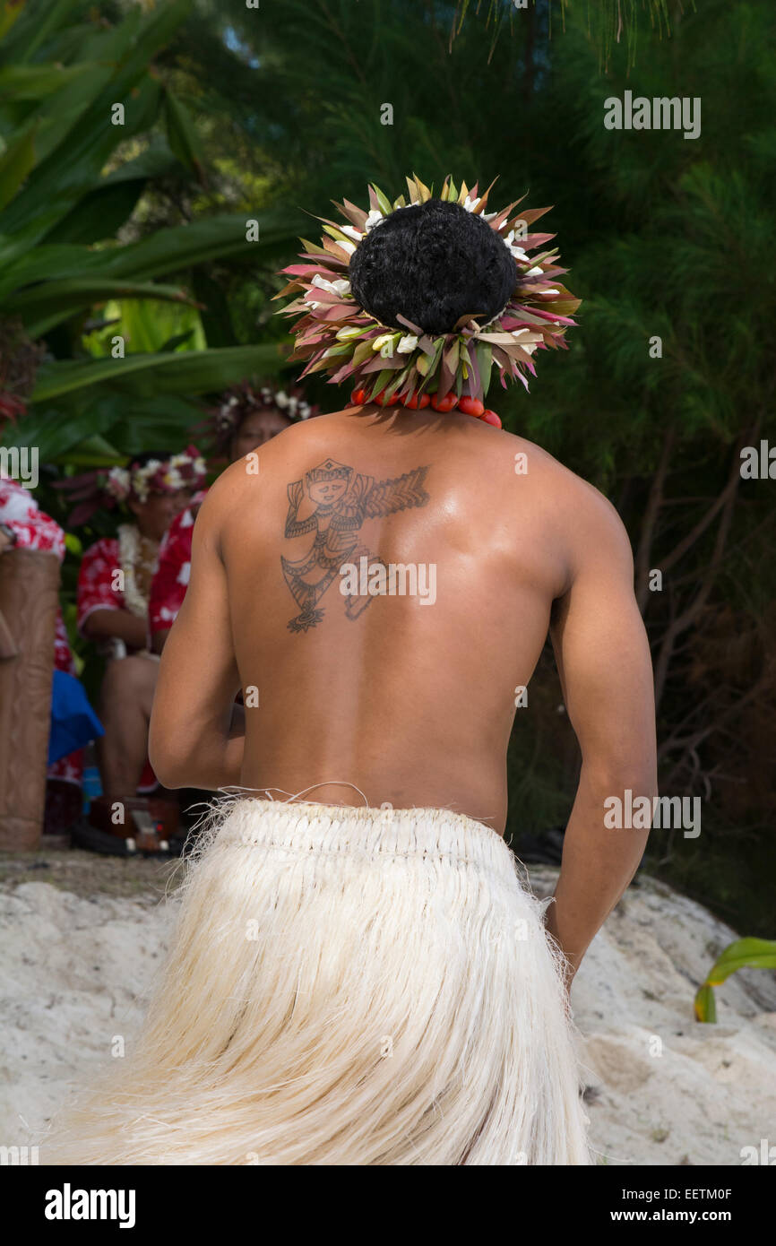 Polynésie Française, îles Australes, Raivavae. La danse polynésienne et cérémonie de bienvenue spectacle folklorique. Danseur. Banque D'Images