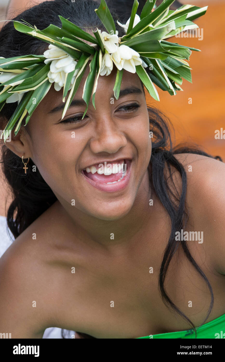 Polynésie Française, îles Australes, Raivavae. Happy girl polynésien avec palm et fleurs coiffure. Banque D'Images