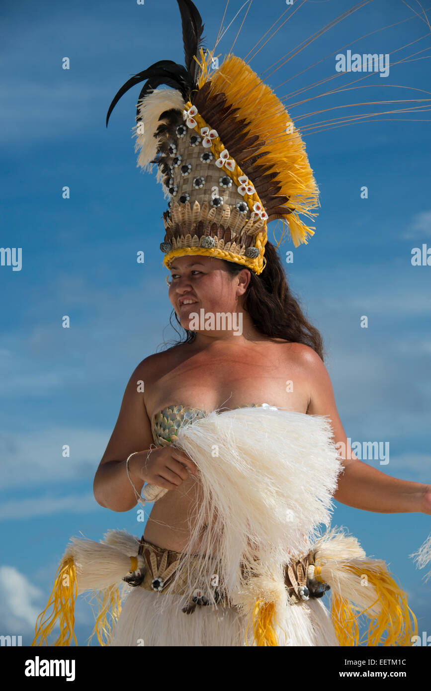 Polynésie Française, îles Australes, Raivavae. Danse de bienvenue  polynésien. Femme polynésienne en costumes traditionnels Photo Stock - Alamy