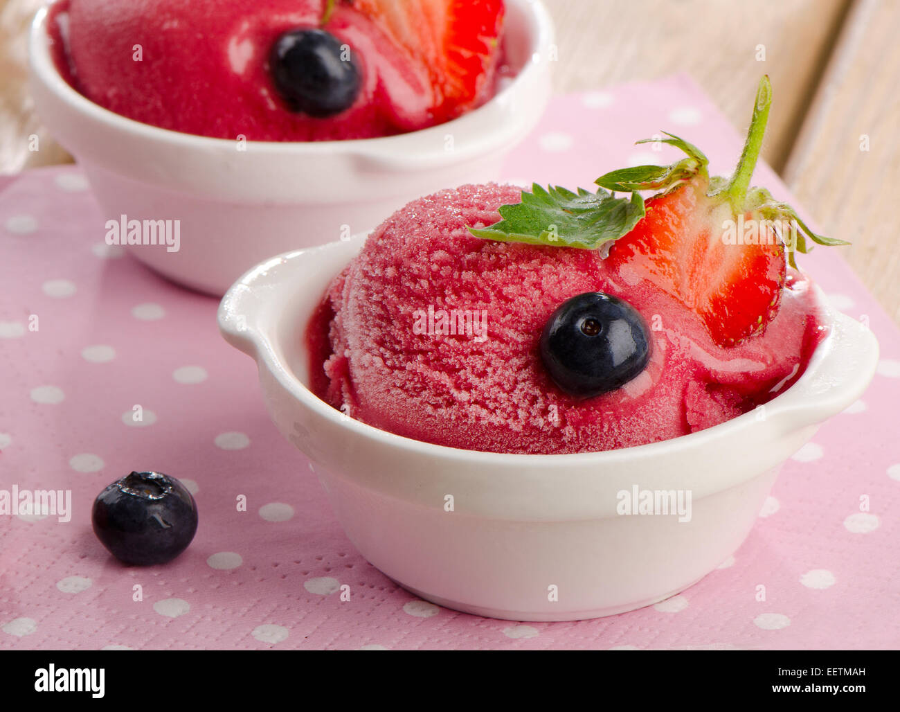 Sweet berry sorbet à la menthe fraîche. Selective focus Banque D'Images