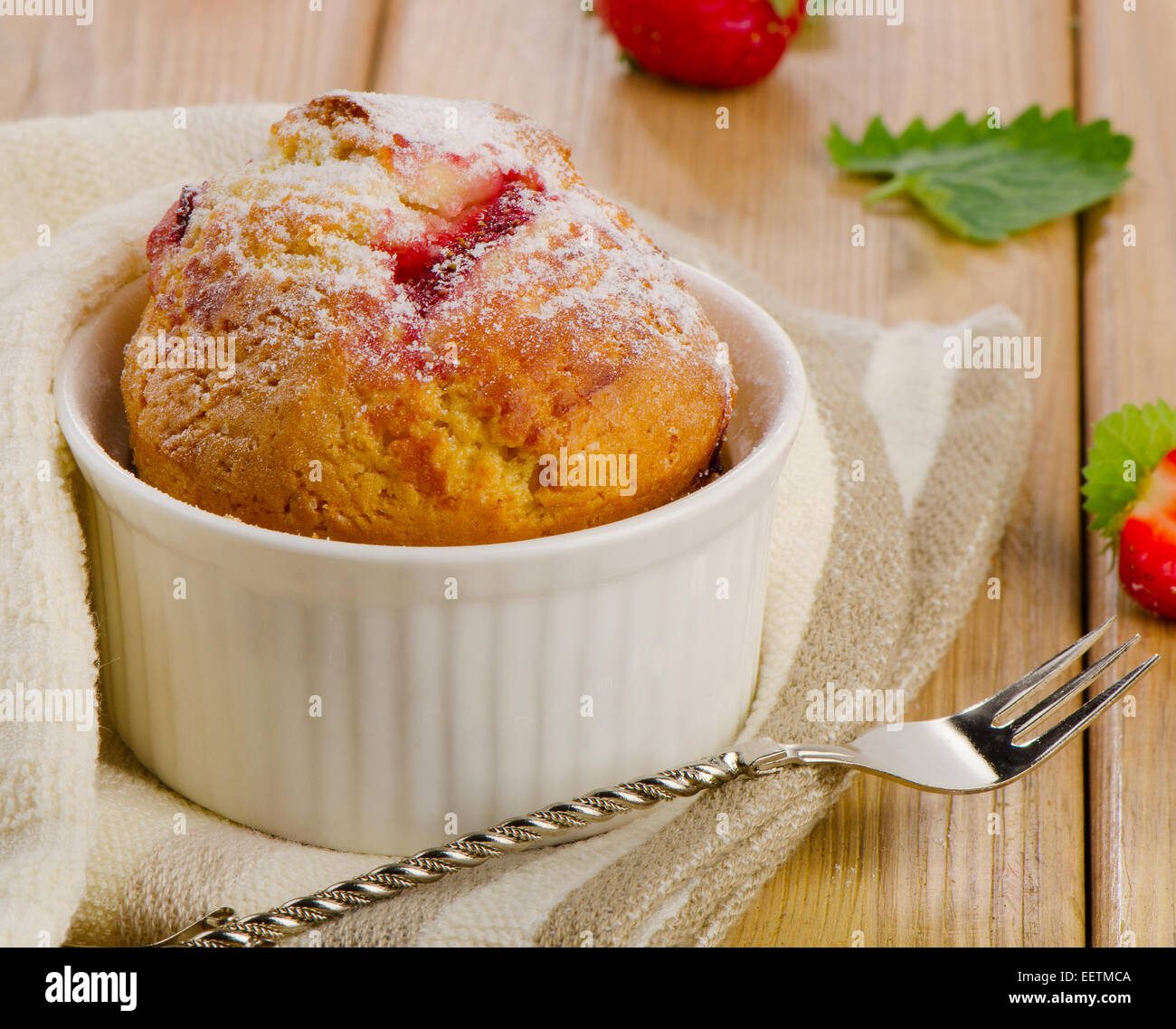 De délicieux muffins aux baies faite à la maison avec les baies fraîches . Selective focus Banque D'Images