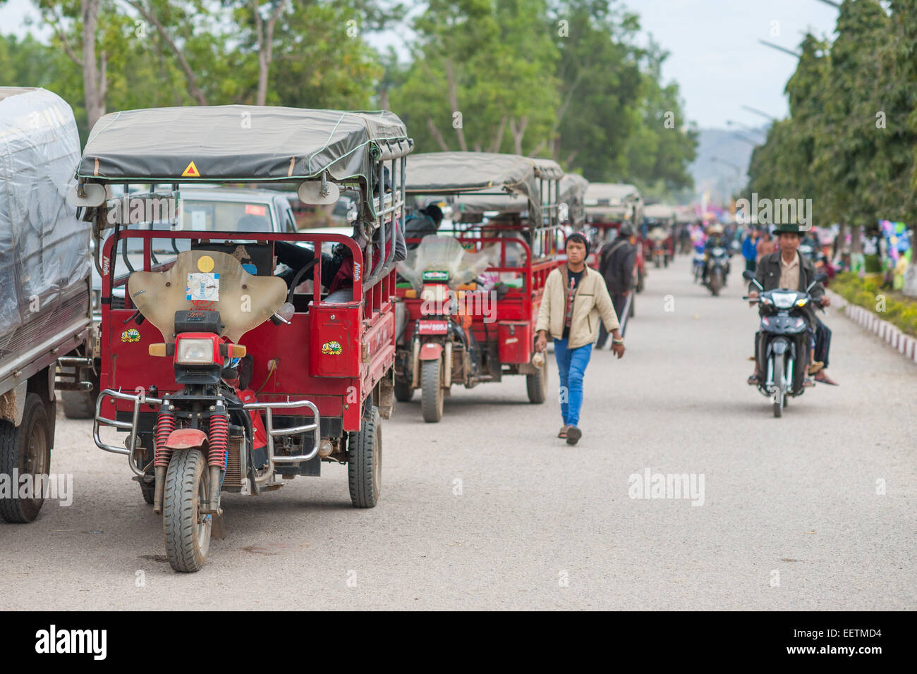 Les pilotes de ligne de Tuk Tuk garé en attente de prendre les gens à la maison de la 63e anniversaire de l'État de Kayah festival à loikaw Banque D'Images