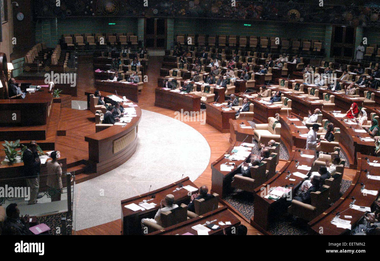 Session de l'Assemblée du Sindh (président) par le Président Agha Siraj Durrani est en cours, à Karachi le mercredi, Janvier 21, 2015. Le mercredi, l'Assemblée du Sindh a approuvé une résolution contre les caricatures blasphématoires publié par le magazine français et a également accepté la démission de quatre de ses membres, appartenant à Pakistan Tehreek-e-Insaf (PTI) et envoyé à la Commission électorale. Live News Banque D'Images