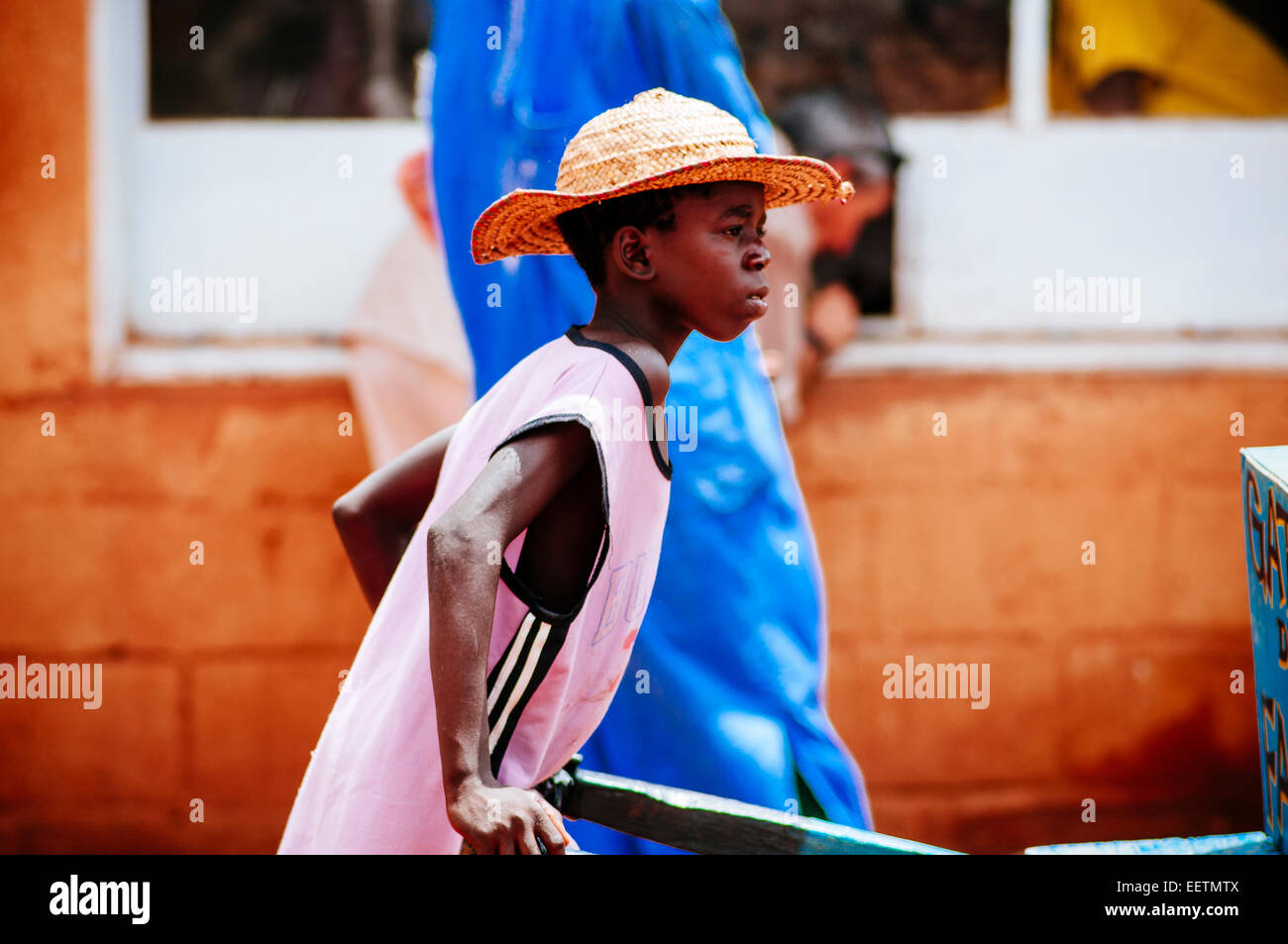 Vendeur de rue, garçon, Ouahigouya, Burkina Faso Banque D'Images