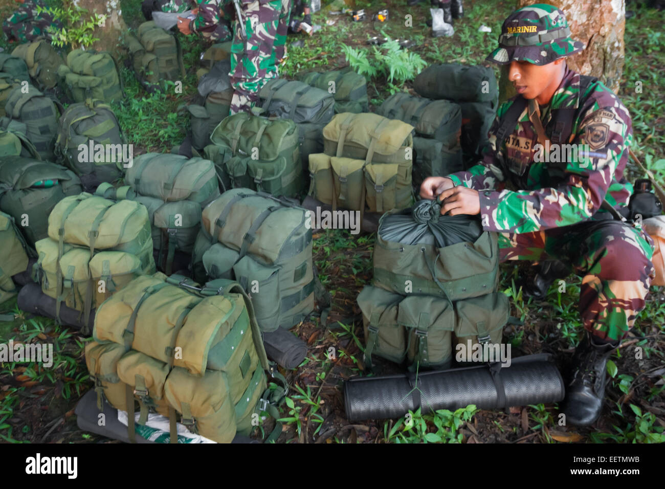 Mount Salak, Java-Ouest, Indonésie. 10 mai 2012. Les marins indonésiens se préparer avant la mission de recherche et de sauvetage pour le Sukhoi Superjet 100 disparu. Banque D'Images