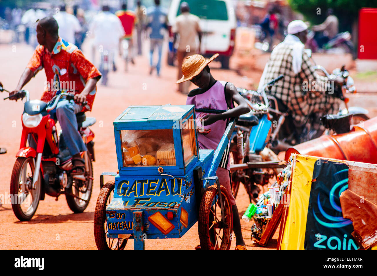 Jeune vendeur de rue à compter de l'argent sur les rues de Ouahigouya. Burkina Faso Banque D'Images