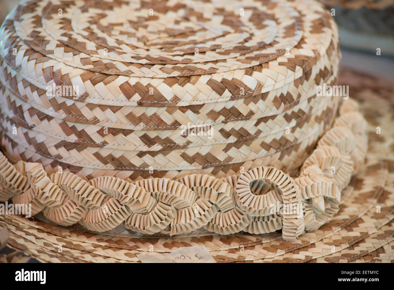 Polynésie Française, îles australes (aka le Tuha'a PAE), Tupua'i Îles, île de Rurutu. Haute qualité traditionnel chapeau de pandanus. Banque D'Images