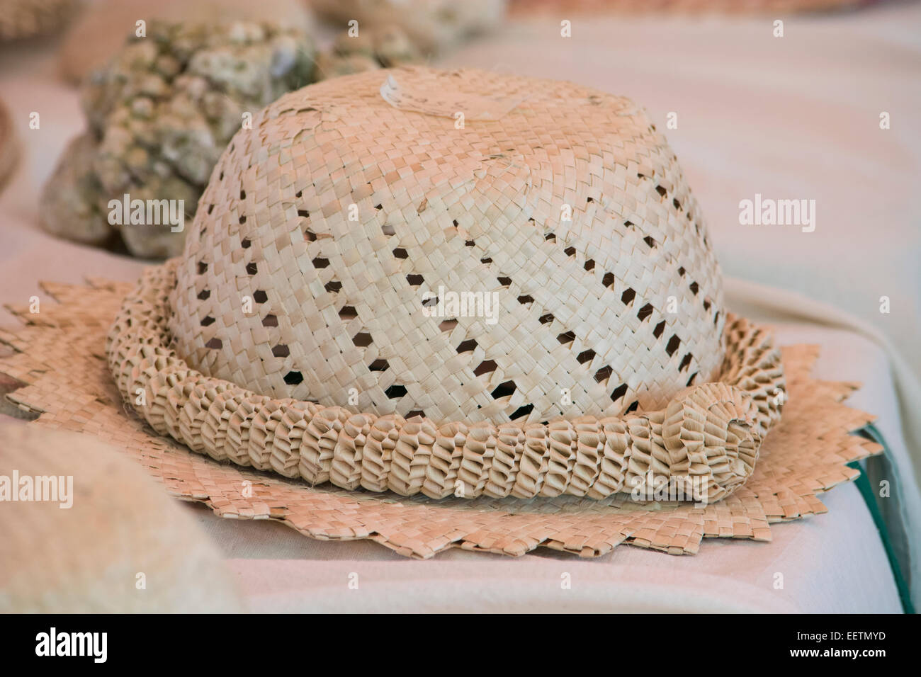 Polynésie Française, îles australes (aka le Tuha'a PAE), Tupua'i Îles, île de Rurutu. Haute qualité traditionnel chapeau de pandanus. Banque D'Images