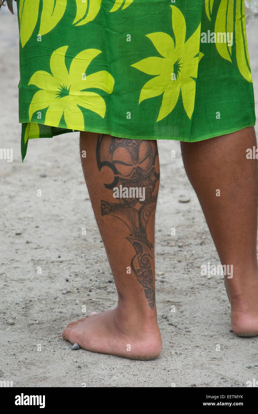 Polynésie française, Îles Gambier Îles Mangareva (aka), île de Mangareva, ville de Rikitea. Homme avec les tatouages traditionnels. Banque D'Images
