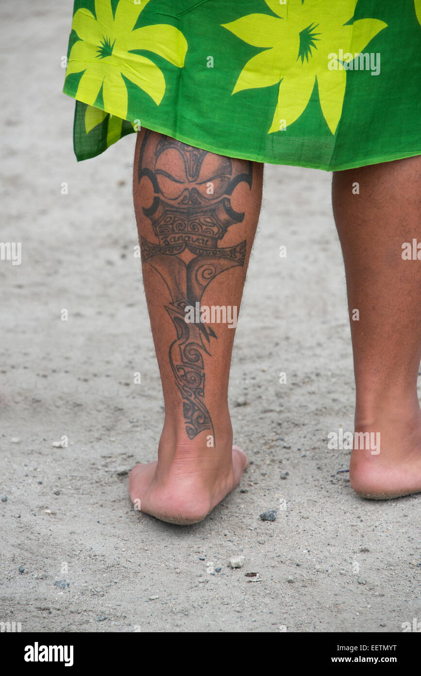 Polynésie française, Îles Gambier Îles Mangareva (aka), île de Mangareva, ville de Rikitea. Homme avec les tatouages traditionnels. Banque D'Images