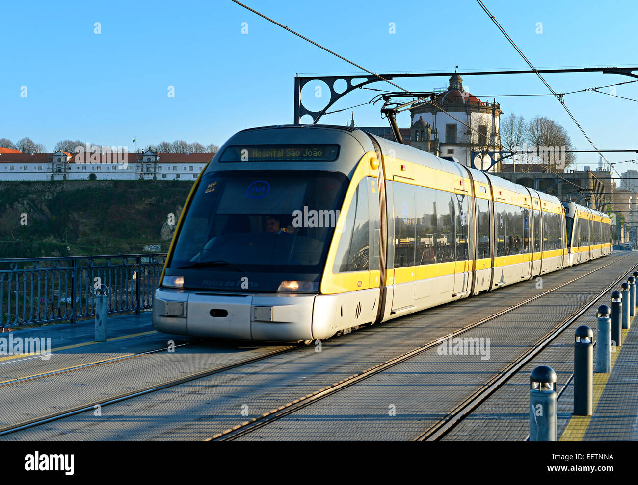 Light rail tram moderne sur le Pont Dom Luis dans la ville de Porto, Portugal. Banque D'Images