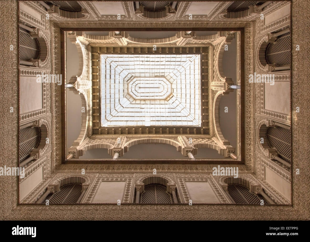 Séville, ESPAGNE - 28 octobre 2014 : l'atrium à l'Alcazar de Séville. Banque D'Images