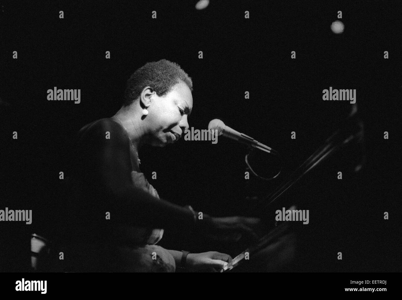 Nina Simone chante dans Ronnie Scott club 1983 Banque D'Images