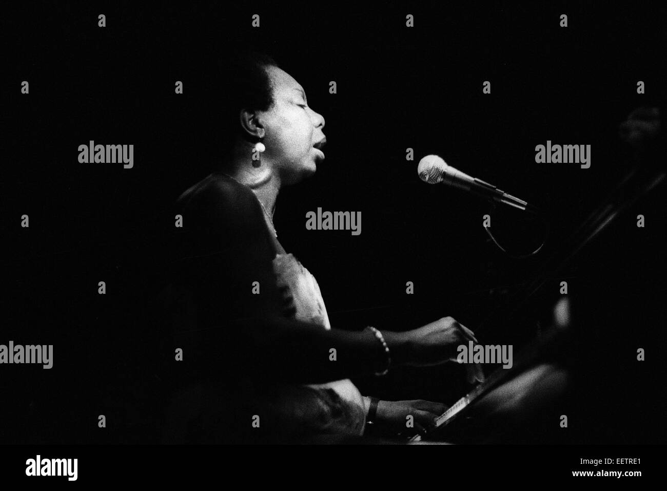 Nina Simone chante dans Ronnie Scott club 1983 Banque D'Images